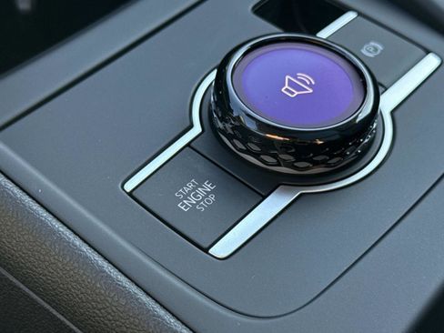 Used 2025 Volkswagen Tiguan SE image 13