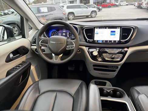 Used 2024 Chrysler Pacifica Touring-L image 23