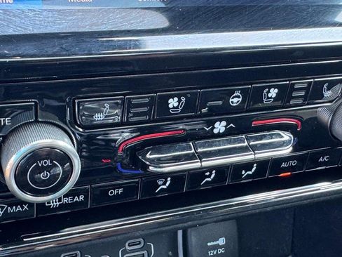 Used 2022 Jeep Grand Cherokee Overland w/ Luxury Tech Group IV AWD/4WD image 23