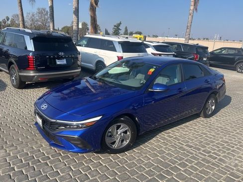 Certified 2025 Hyundai Elantra SE image 2