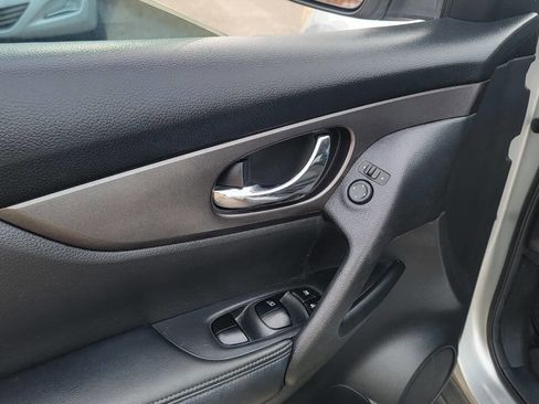 Used 2015 Nissan Rogue SV image 23