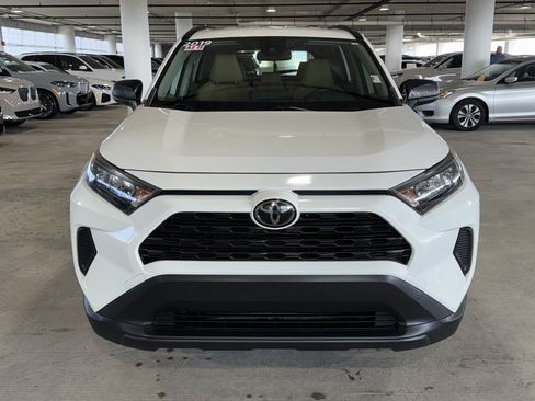 Used 2019 Toyota RAV4 LE FWD image 3