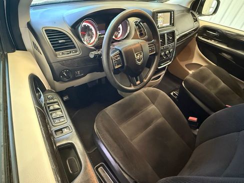 Used 2018 Dodge Grand Caravan SE w/ UConnect Hands-Free Group image 19