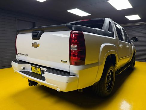 Used 2011 Chevrolet Avalanche LT w/ Suspension Package, Off-Road AWD/4WD image 5