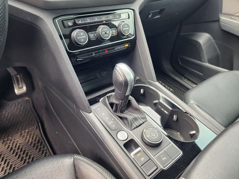 Used 2022 Volkswagen Atlas Cross Sport SEL R-Line image 33