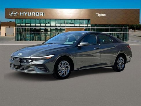 New 2024 Hyundai Elantra SEL image 2
