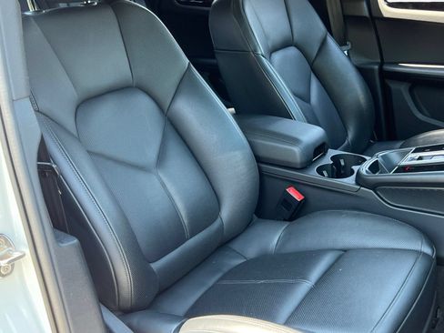 Certified 2024 Porsche Macan AWD/4WD image 17