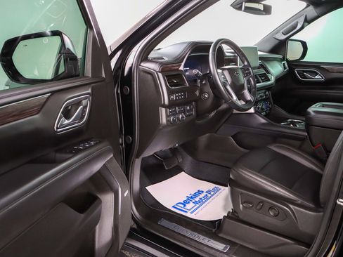 Used 2024 Chevrolet Tahoe Z71 w/ Luxury Package AWD/4WD image 3