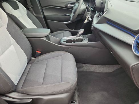 Certified 2025 Chevrolet Trax LS FWD image 24