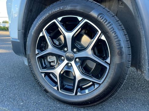 Used 2025 Jeep Compass Limited image 31