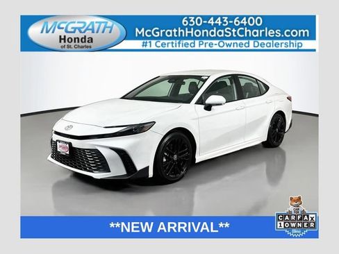Used 2025 Toyota Camry SE FWD image 1