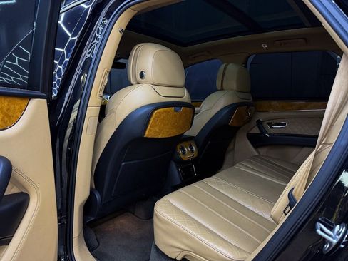 Used 2017 Bentley Bentayga image 18