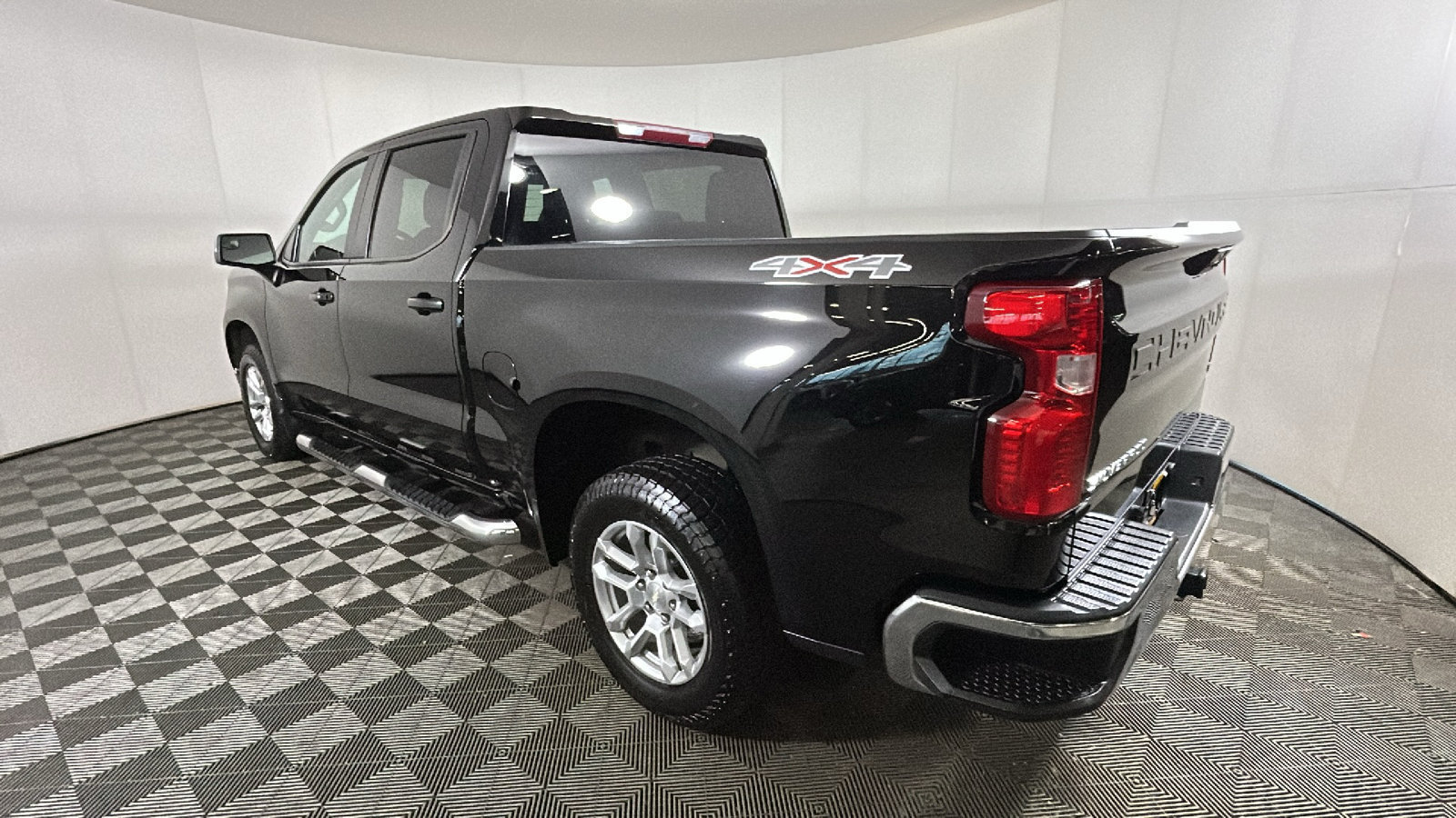 Used 2023 Chevrolet Silverado 1500 LT AWD/4WD image 5