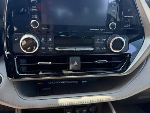 Used 2020 Toyota Highlander XLE AWD/4WD image 14