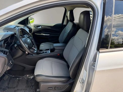 Used 2018 Ford Escape SE w/ SE Sport Appearance Package FWD image 2