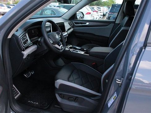 New 2025 Volkswagen Atlas Peak Edition SE image 9