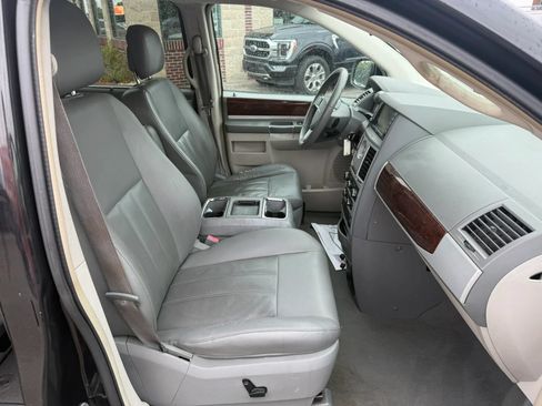 Used 2010 Chrysler Town & Country Touring FWD image 28