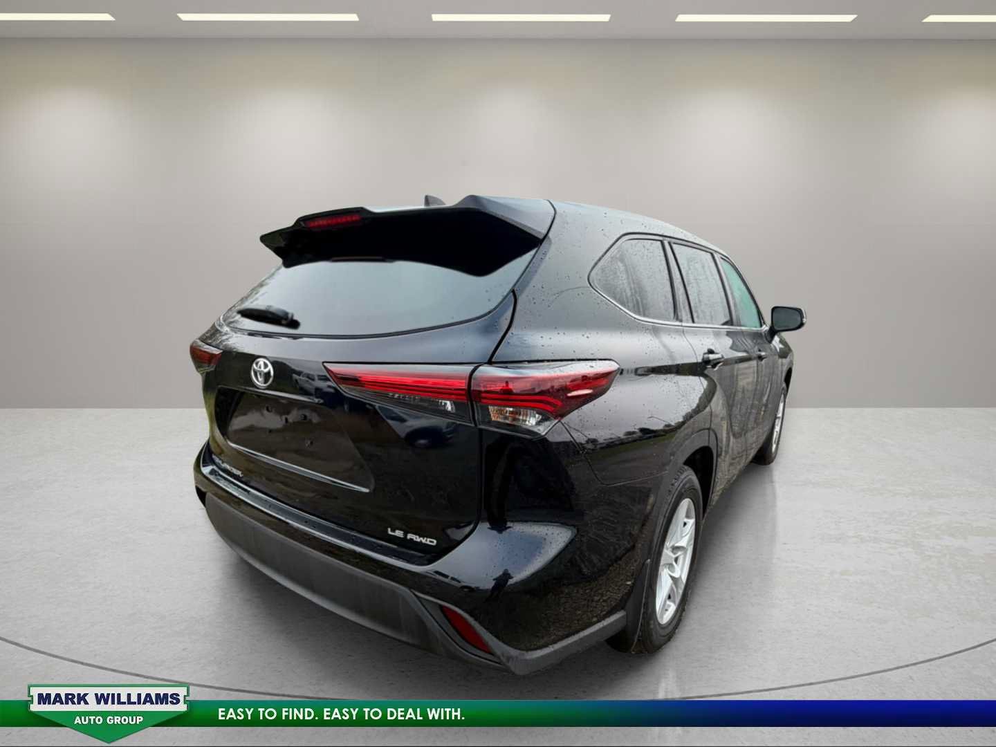 Used 2024 Toyota Highlander LE AWD/4WD image 3