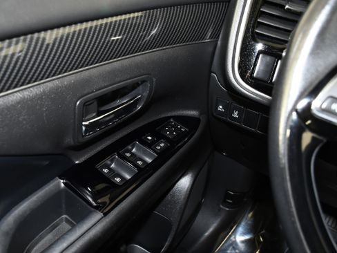 Used 2020 Mitsubishi Outlander LE AWD/4WD image 32