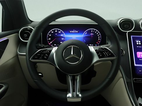 Used 2025 Mercedes-Benz GLC 350e 4MATIC image 8