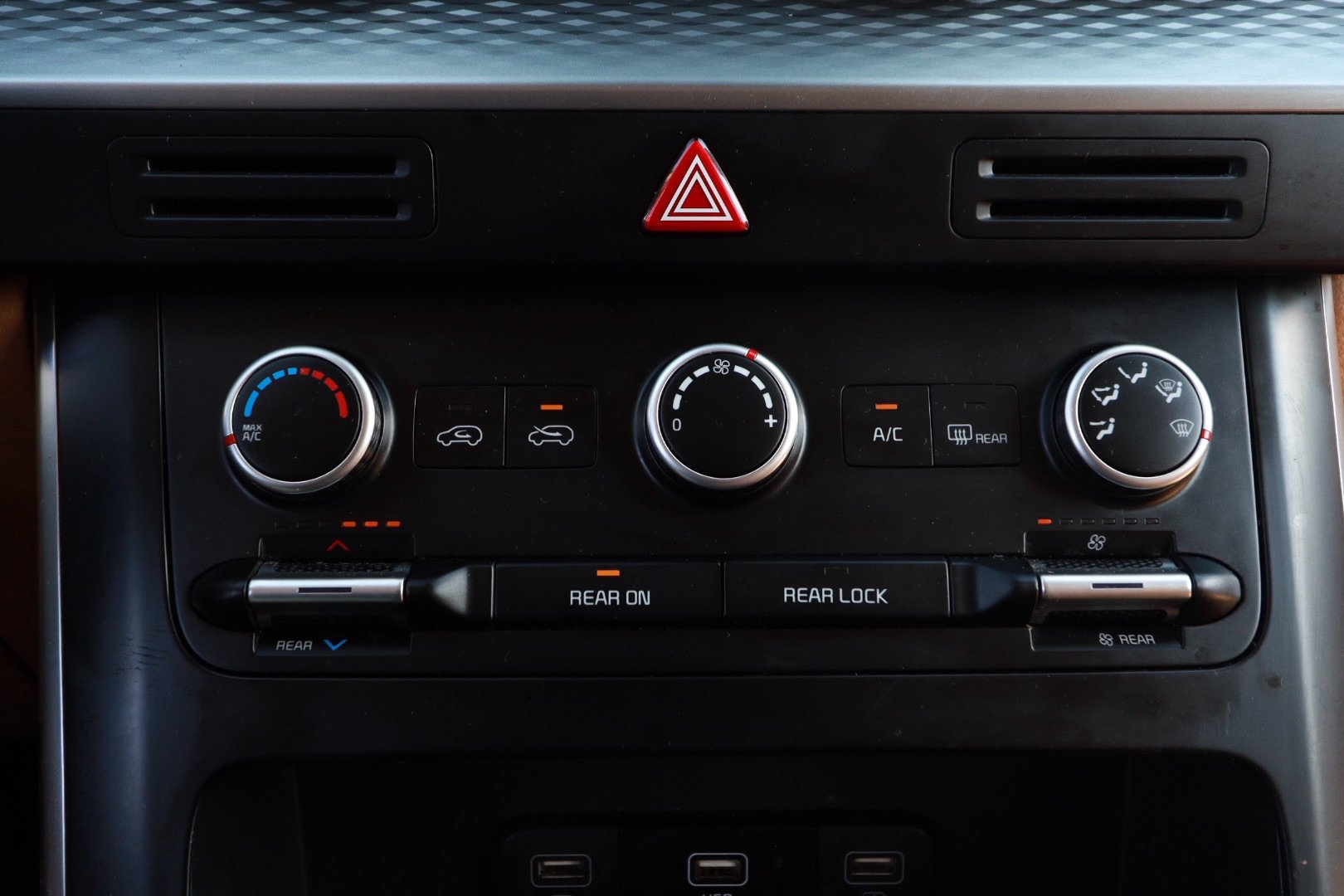 Used 2024 Kia Carnival LX FWD image 16
