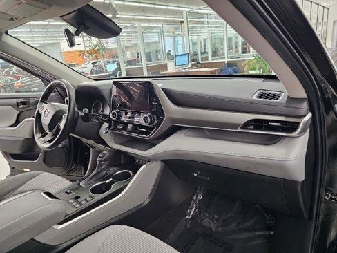 Used 2023 Toyota Highlander L FWD image 8