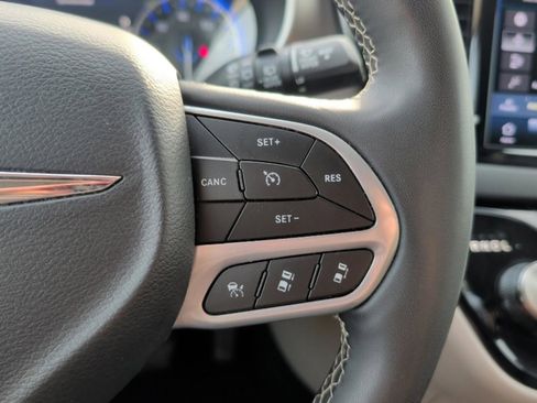 Used 2024 Chrysler Pacifica Touring-L image 26