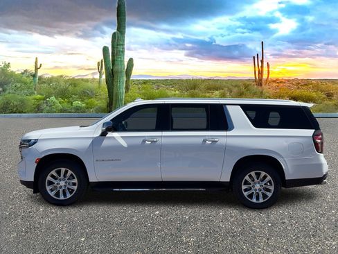 Used 2023 Chevrolet Suburban Premier image 3