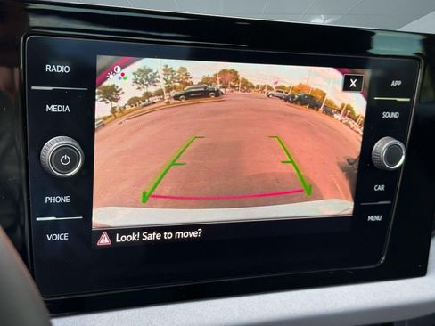 Used 2025 Volkswagen Jetta SE FWD image 18