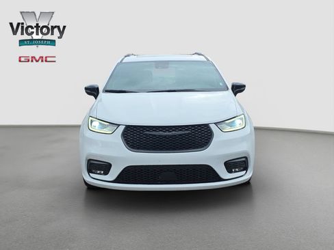 Used 2025 Chrysler Pacifica Limited FWD image 2