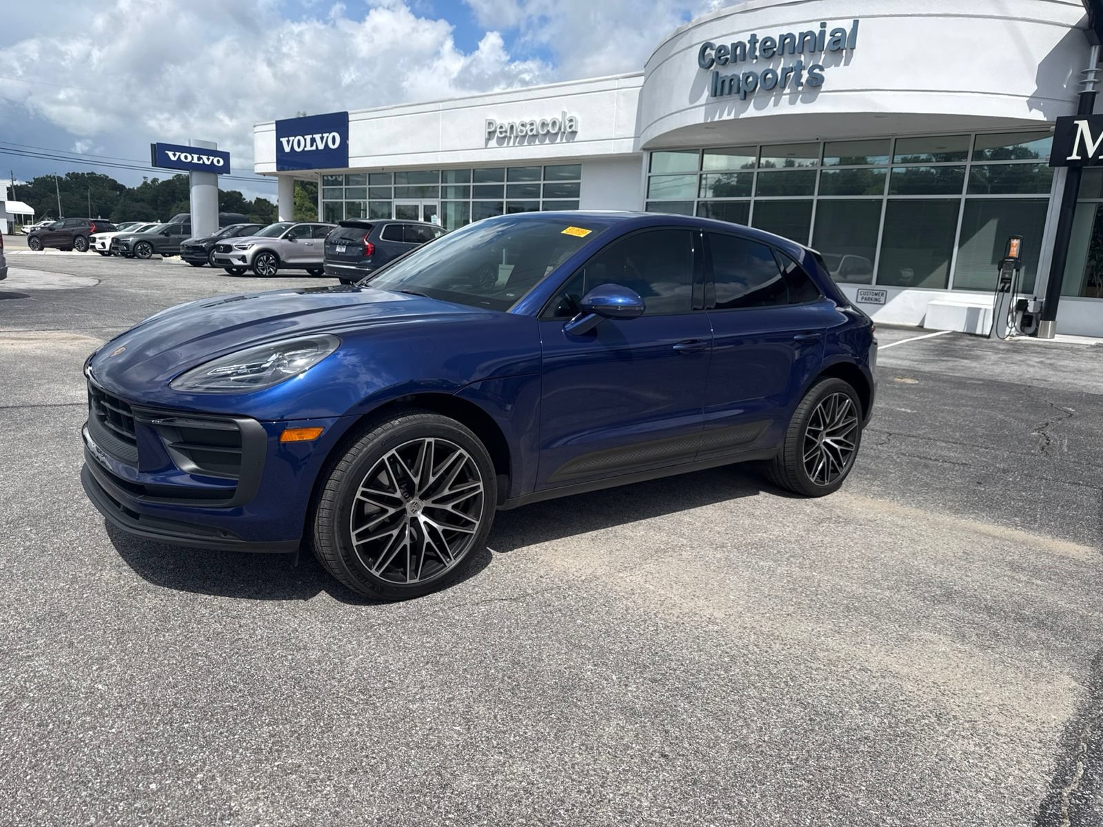 Used 2023 Porsche Macan AWD/4WD image 3