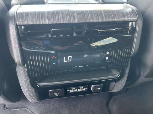 Used 2024 Jeep Wagoneer L Series II w/ Flexible Seating Group AWD/4WD image 12