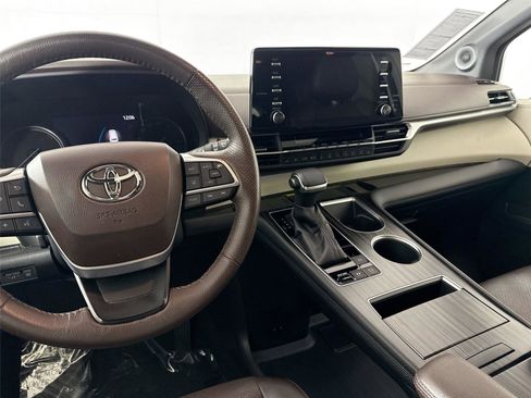 Certified 2021 Toyota Sienna Platinum image 35
