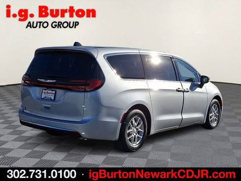 New 2026 Chrysler Pacifica Select image 4