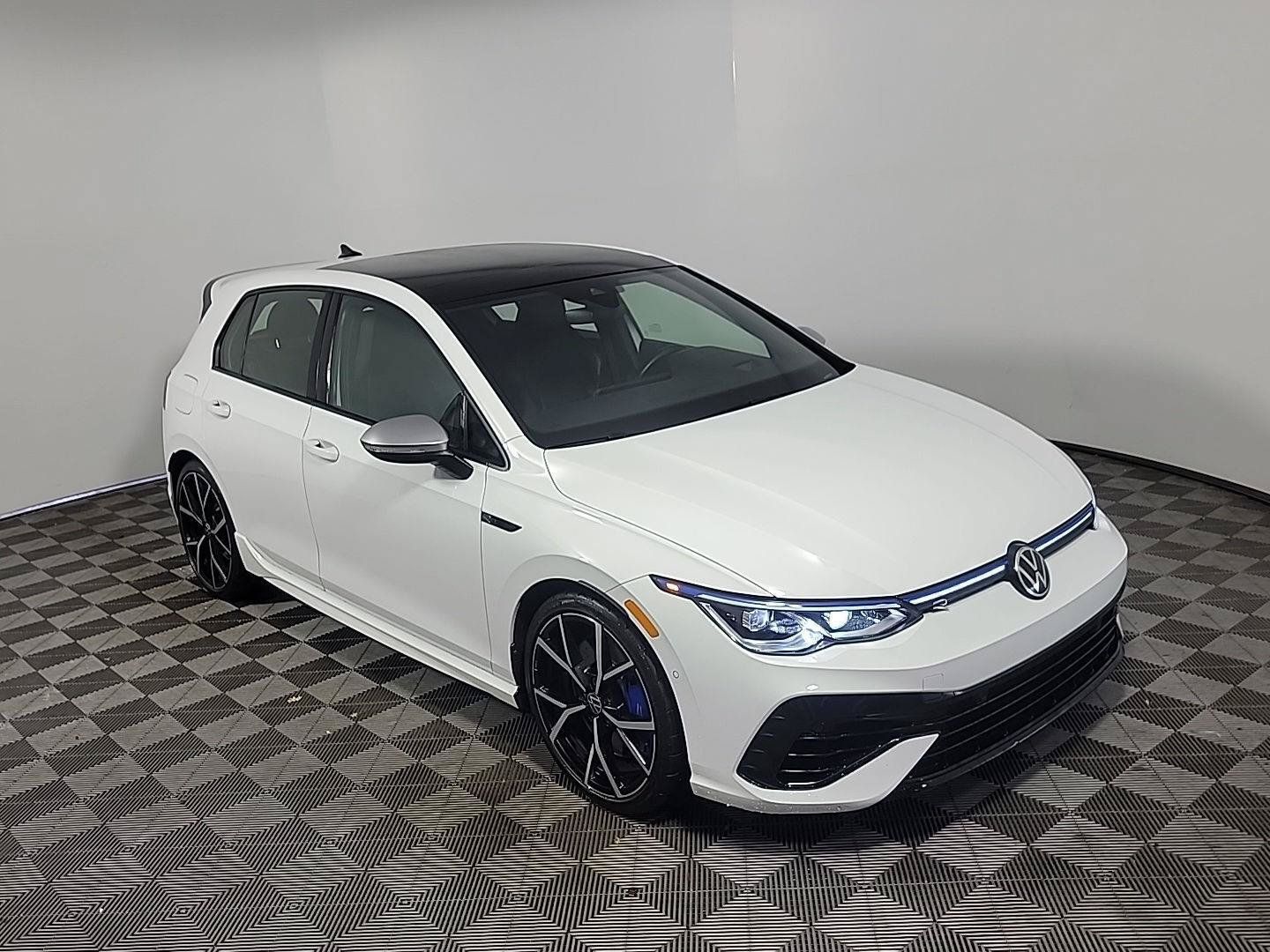 Used 2024 Volkswagen Golf R AWD/4WD image 2