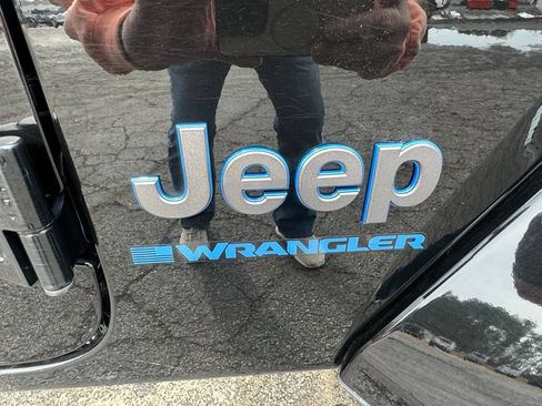 Used 2024 Jeep Wrangler Unlimited w/ Convenience Group AWD/4WD image 9