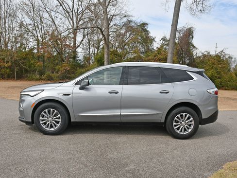 Used 2024 Buick Enclave Premium image 2