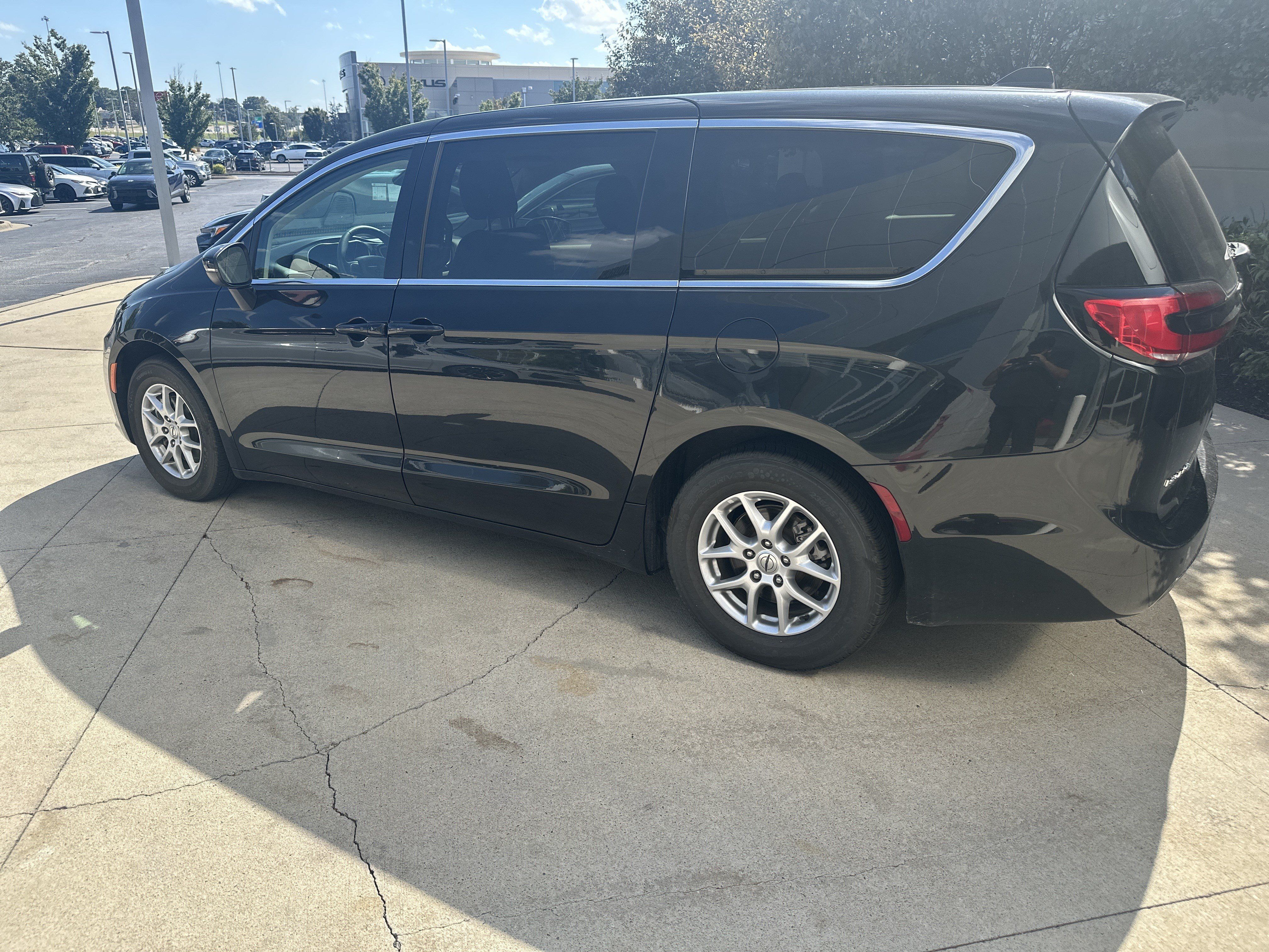 Used 2023 Chrysler Pacifica Touring-L FWD image 7