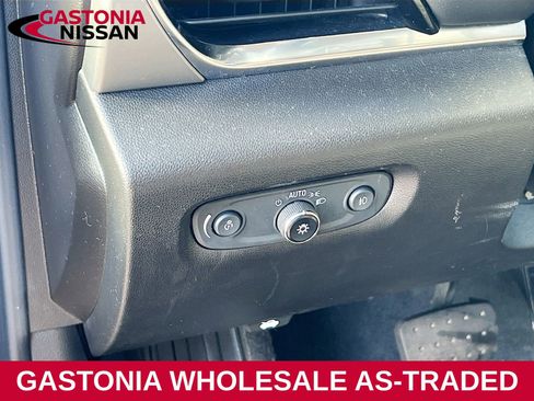 Used 2021 Chevrolet Traverse LT image 9