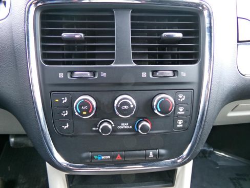 Used 2017 Dodge Grand Caravan SXT image 10