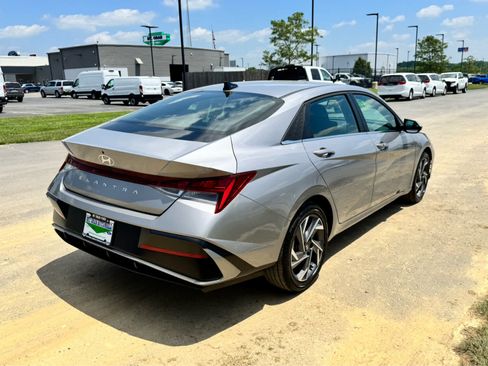 Used 2025 Hyundai Elantra SEL FWD image 5