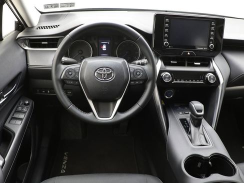 Used 2022 Toyota Venza LE image 11