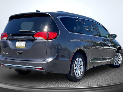 Used 2019 Chrysler Pacifica Touring-L image 13