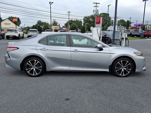 Used 2019 Toyota Camry image 9