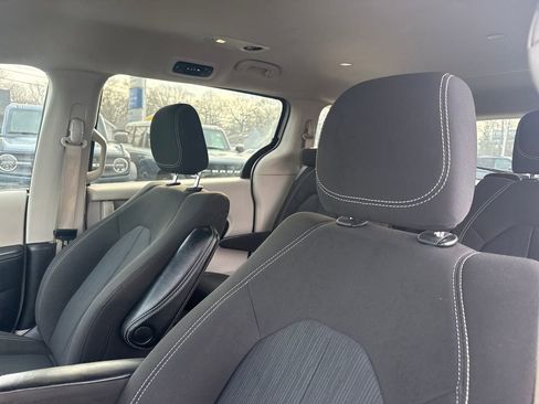 Used 2023 Chrysler Voyager LX image 17