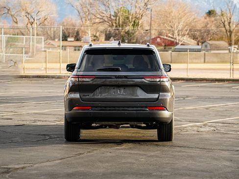Used 2023 Jeep Grand Cherokee Altitude image 5
