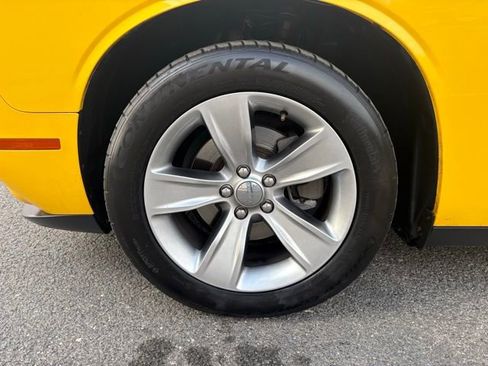 Used 2017 Dodge Challenger SXT image 5