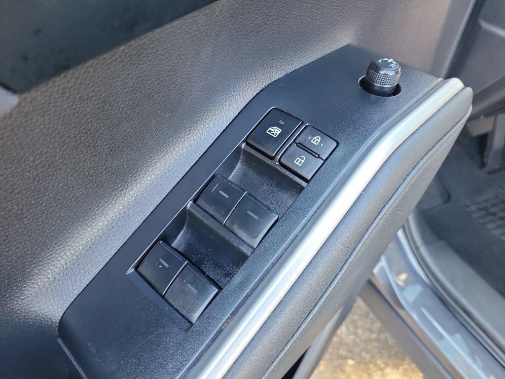 Used 2023 Toyota Highlander L FWD image 21