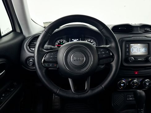 Used 2017 Jeep Renegade Altitude FWD image 3