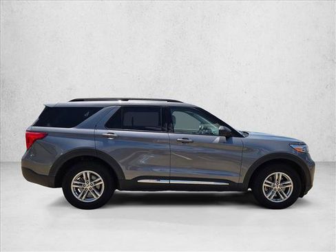 Certified 2022 Ford Explorer XLT w/ Equipment Group 202A AWD/4WD image 4